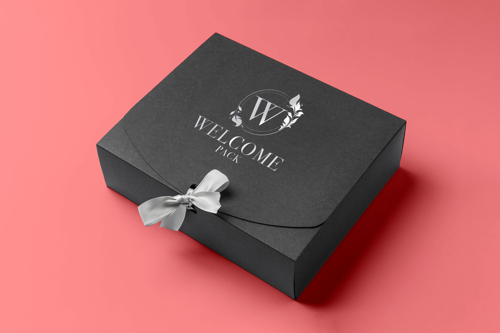 Caja de bienvenida Vikbrands con lazo negro y el texto Welcome Pack